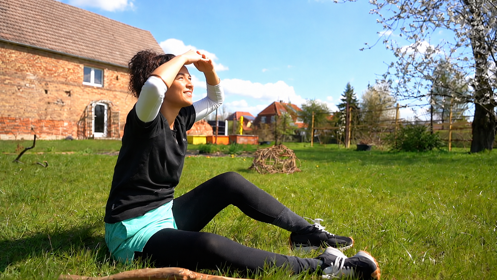 Pause in der Sonne auf der Wiese vor der alten Klinkerscheune